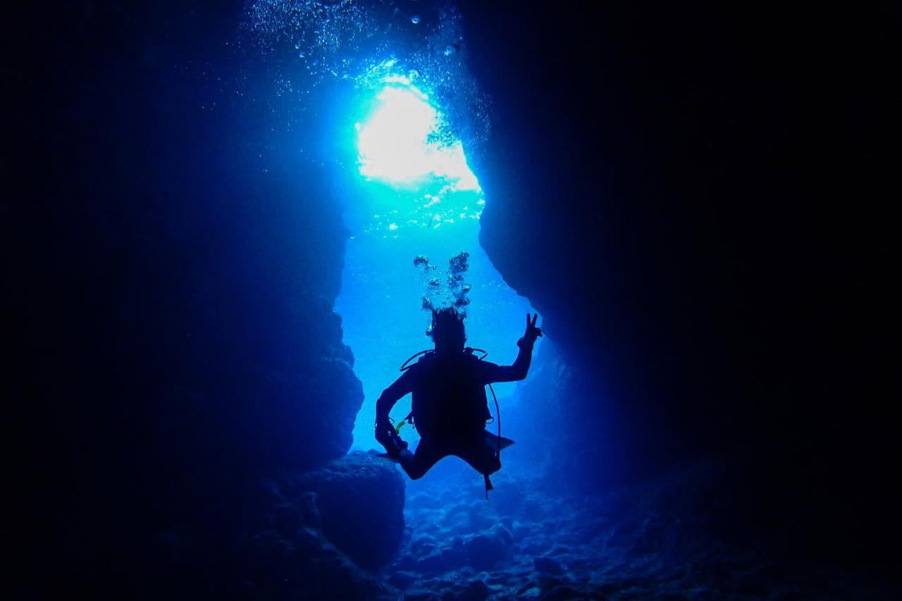 海まで徒歩1分 沖縄でも珍しい絶景ホテル 贅沢プライベートビーチ付き ビーチルーム Onna Exteriör bild